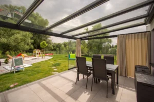 Prosklená pergola s látkovými závěsy